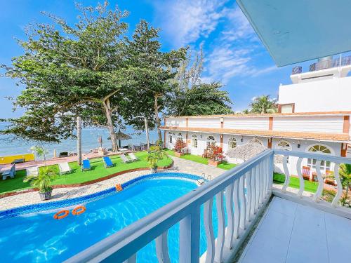 uma varanda com uma piscina no topo de um edifício em Sand Beach Resort em Mui Ne