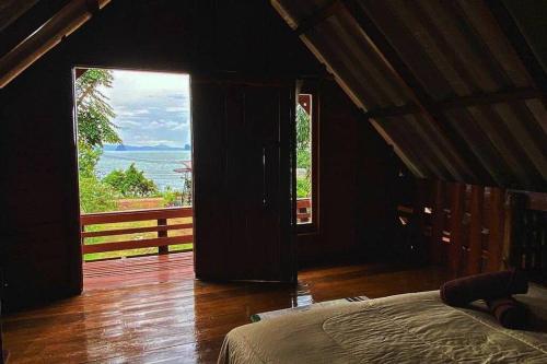 una camera con letto e vista sull'oceano di Yao Noi Island, Sea view house, 2 min to beach. a Ban Laem Sai