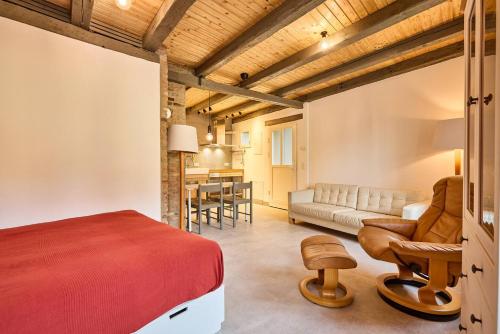 a bedroom with a bed and a couch and a table at Rote Wohnung - Ferienwohnung (Goldenes-Häusle) in Sulzbach an der Murr