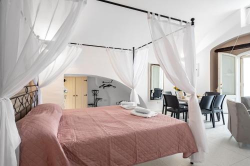 ナルドにあるLa Torretta Home - Stylish & Central Studioのベッドルーム1室(ピンクの毛布付きの大型ベッド1台付)