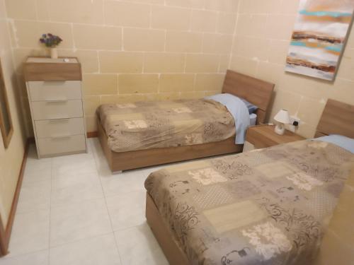 Una cama o camas en una habitación de Hideaway Flats