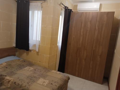 Una cama o camas en una habitación de Hideaway Flats