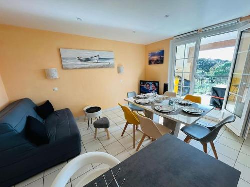 un salon avec un canapé et une table avec des chaises dans l'établissement 