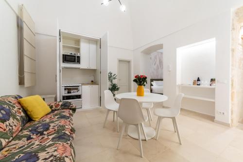 莫诺波利Il Pumo Verde by MONHOLIDAY的客厅里有一张沙发和一张桌子。