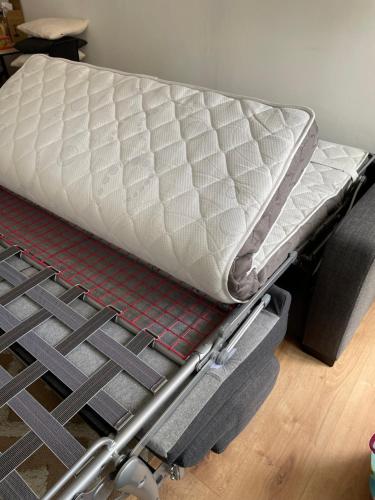 un matelas assis au-dessus d'un cadre de lit dans l'établissement BERCK sur Mer Appartement Cosy à 50 métres de la plage, à Berck-sur-Mer