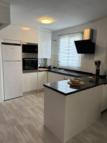 2 bed. amazing sea views