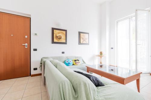 ein Wohnzimmer mit einem Sofa und einem Glastisch in der Unterkunft La mia casetta al mare! (011017-LT-0766) in Levanto