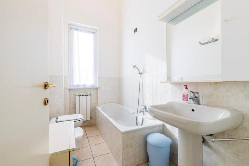 ein weißes Badezimmer mit einem Waschbecken und einer Badewanne in der Unterkunft La mia casetta al mare! (011017-LT-0766) in Levanto