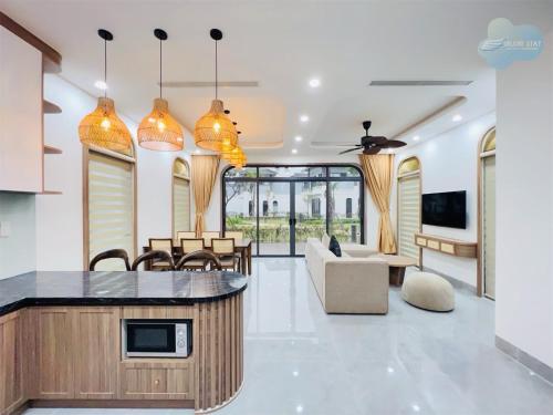 Kuchyň nebo kuchyňský kout v ubytování Villa Sonasea Vân Đồn by Deluxe Stay