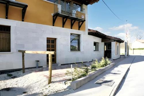 6 bedrooms house with furnished garden and wifi at Cardenuela Riopico في Cardeñuela-Ríopico: مبنى امامه لافته