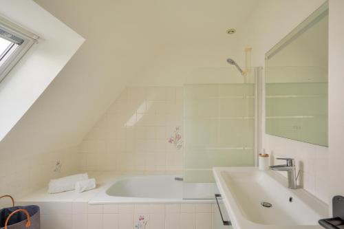 Ένα μπάνιο στο Piscine couverte - sauna - Maison pour 9 à Loctudy