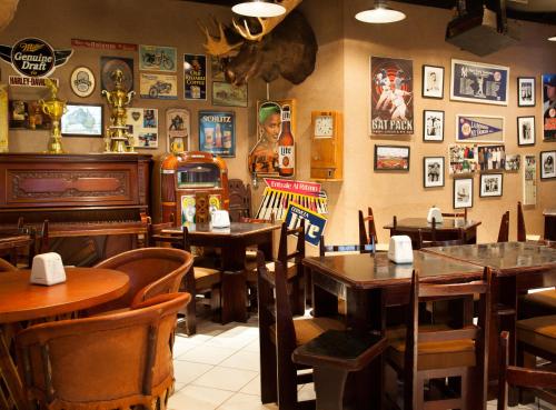 a restaurant with tables and chairs and pictures on the walls at Hotel Viva Villahermosa in Villahermosa