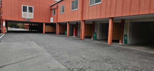 un estacionamiento vacío junto a un edificio rojo en うさぎ en Kanagawa