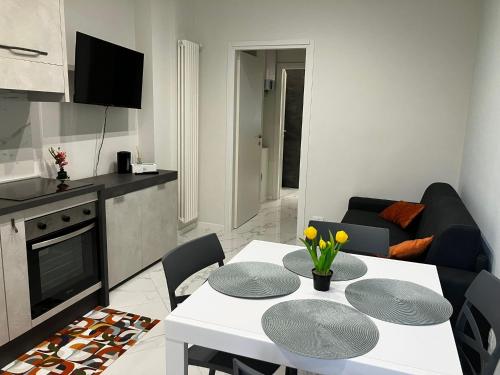 een keuken en een woonkamer met een tafel en stoelen bij Casa Vermouth- Bellardi in Turijn