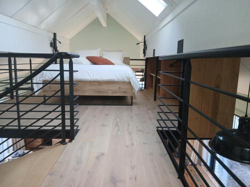 1 dormitorio con 1 cama y suelo de madera en Le Loft du Renard, Gîte rural à Namur Wépion, en Namur