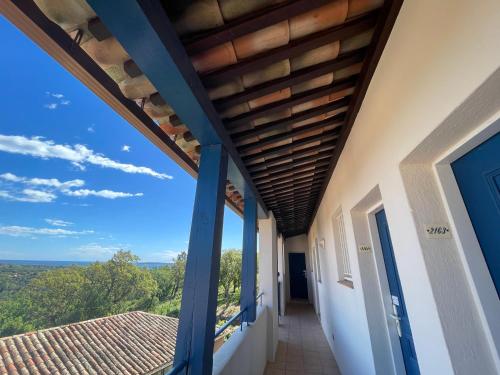 uma vista a partir da varanda de uma casa com tecto em madeira em Charmant appartement Village Restanques de Saint Tropez em Grimaud