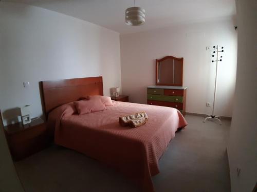 モンテ・ゴルドにあるApartamento T2 Monte Gordoのベッドルーム1室(赤い毛布付きのベッド1台付)