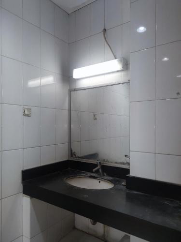 ein Bad mit einem Waschbecken und einem Spiegel in der Unterkunft Harys house in Padurenan