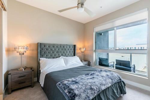 - une chambre avec un lit et une grande fenêtre dans l'établissement 2 Bedroom Modern Luxury WeHo, à Los Angeles
