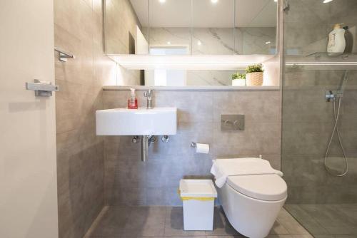 Ένα μπάνιο στο Aircabin｜Epping｜cheerful｜2 Beds Apt + free Parking