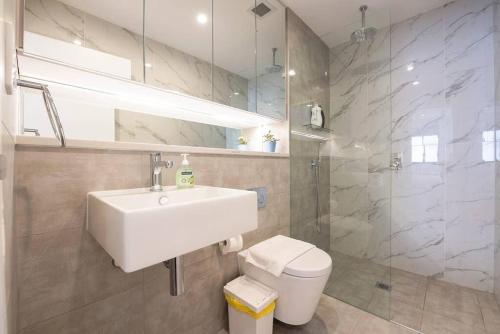 Ένα μπάνιο στο Aircabin｜Epping｜cheerful｜2 Beds Apt + free Parking