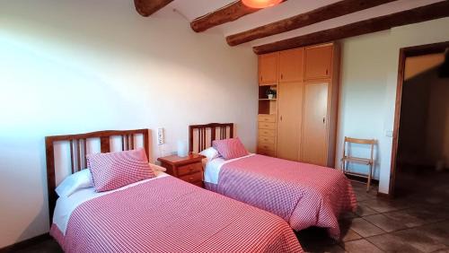- une chambre avec 2 lits dans l'établissement Casa Miret de Mur, à Vilamolat de Mur
