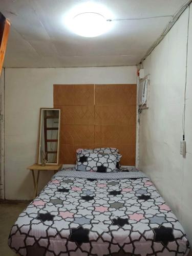 ein Schlafzimmer mit einem großen Bett in einem Zimmer in der Unterkunft casa lovena by the sea in Lianga