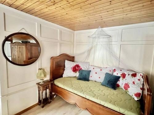 Cette chambre comprend un canapé avec un miroir. dans l'établissement Apartment Glärnisch, à Ennenda