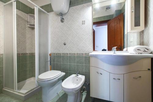 een badkamer met een toilet, een wastafel en een douche bij Casa Coralli Centro Storico in Otranto
