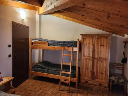 een kamer met 2 stapelbedden en een kast bij Mansarda Dolomitica in Ronzo Chienis