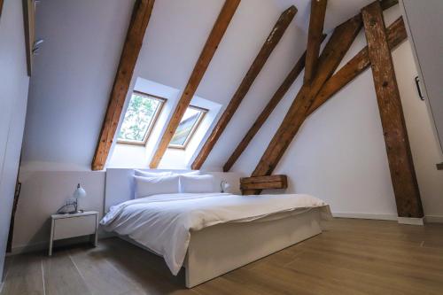 una camera con letto in una stanza con travi in legno di Palatul Lugoj a Lugoj
