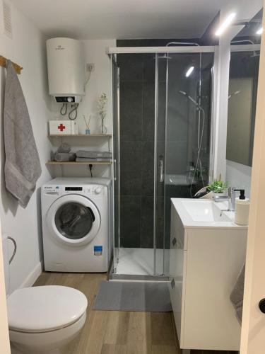 a bathroom with a washing machine and a sink at Paraíso Maspalomas Experience in San Bartolomé