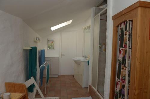 une salle de bain avec un lavabo et des toilettes dans l'établissement MOULIN DELEUZE Chambre Le Chalet avec terrasse, à Beaumont