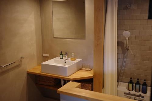 y baño con lavabo blanco y ducha. en 三間屋 mitsumaya, en Kanazawa