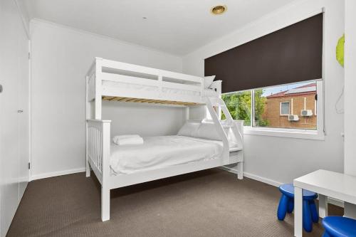 Divstāvu gulta vai divstāvu gultas numurā naktsmītnē Your Home Retreat in Maribyrnong