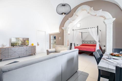 ナルドにあるLa Torretta - Nardò Charming Apartmentの赤いベッドとテーブルのある広いリビングルーム
