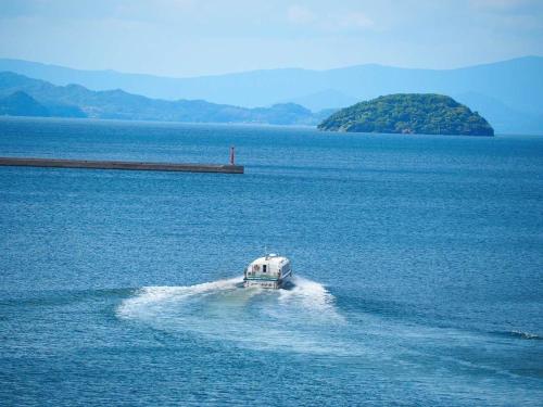 a boat in the middle of a large body of water at 時津ヤスダオーシャンホテル in Togitsu