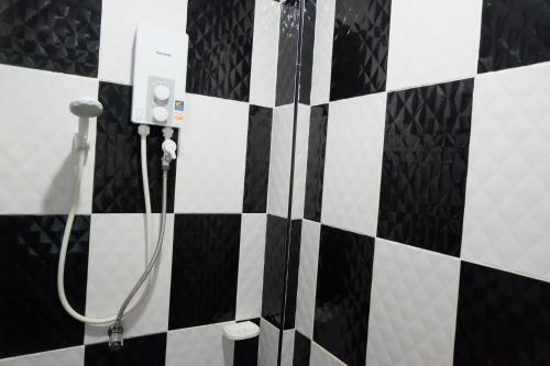 a black and white checkered bathroom with a shower at Numjaan Resort in Krabi town