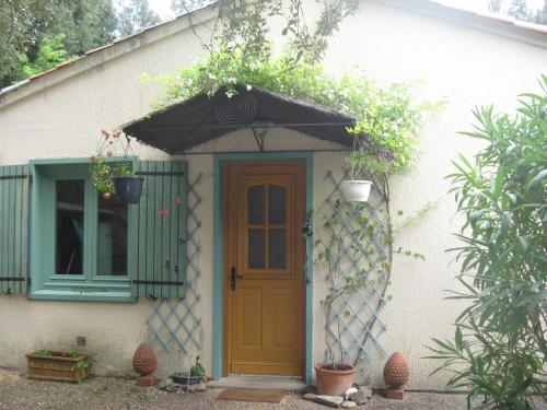 a house with an umbrella over the door at Le Petit Paradis in Prémian