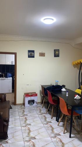 uma sala de jantar com mesa e cadeiras em Hostel Panda em Tbilisi