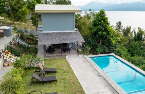 una vista aérea de una casa con piscina en Masayahin Cabanavillas, en Santander