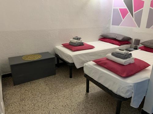 une chambre avec 4 lits avec des animaux rembourrés dans l'établissement Hotel Splendor, à Tortolì