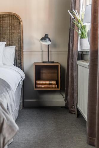 1 dormitorio con 1 cama y chimenea en Brunnsvik Hotell & Konferens en Ludvika