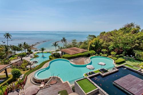 - une vue aérienne sur un complexe avec 2 piscines dans l'établissement ShaSa Resort - Luxury Beachfront Suites, à Lamai