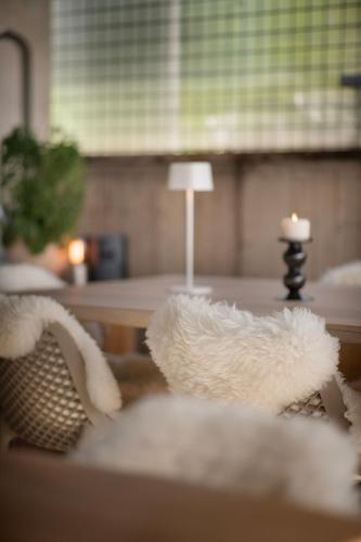 a close up of a table with a white feather at B&B Le Rêve Maastricht in Maastricht