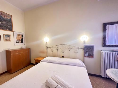 ガリポリにあるLa Stanza di Lauraのベッドルーム1室(白いベッド2台、壁に照明付)