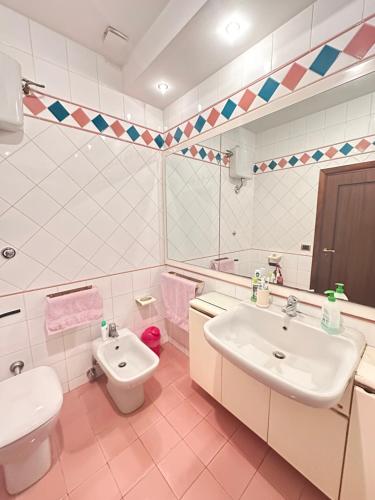 ガリポリにあるLa Stanza di Lauraのバスルーム(洗面台、トイレ、シンク付)