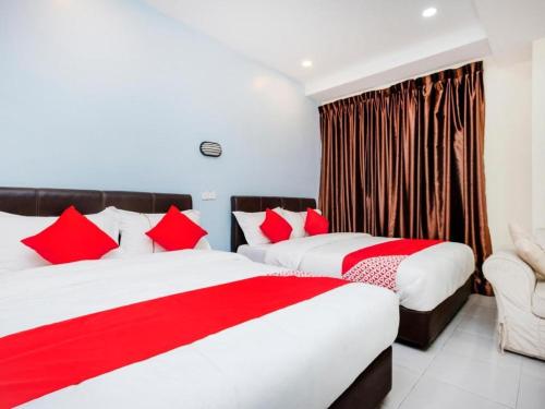 Postel nebo postele na pokoji v ubytování EG Hotel, Setia Tropika, JB