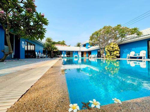 una piscina frente a un edificio en Fisherman Resort at Sam Roi Yot, en Baanphakrimlay 