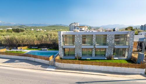 um edifício com uma piscina ao lado de uma estrada em Achatis Apartments with sea view em Kolymvari